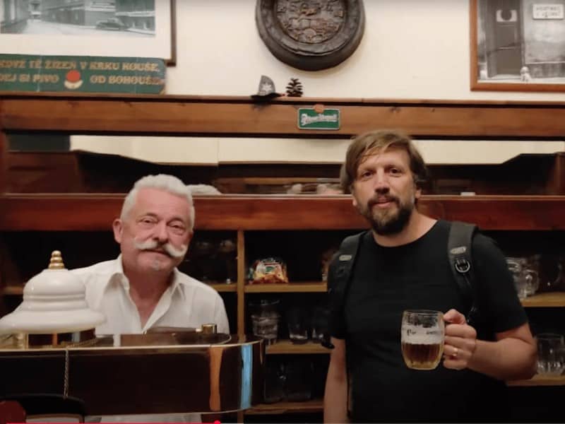 A Jelínkova Pivnice prágai söröző tulajdonosa, a bajuszos úr, a sörözőben készült fotón