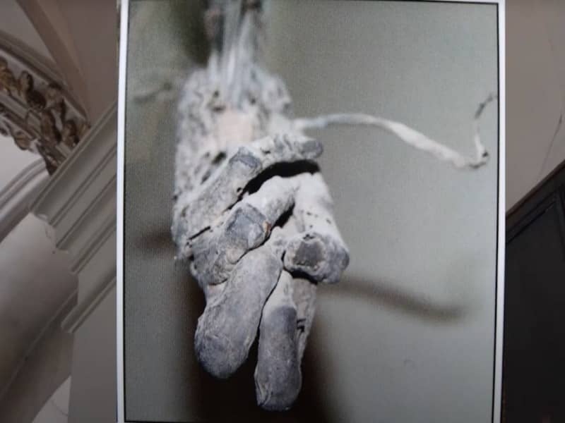 A prágai Szent Jakab-templomban kifüggesztett mumifikált kéz, a tolvaj legendájának emléke