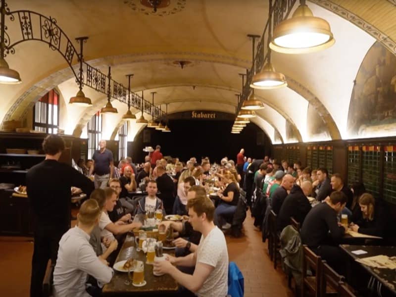 Vendégek a híres prágai U Fleků sörözőben