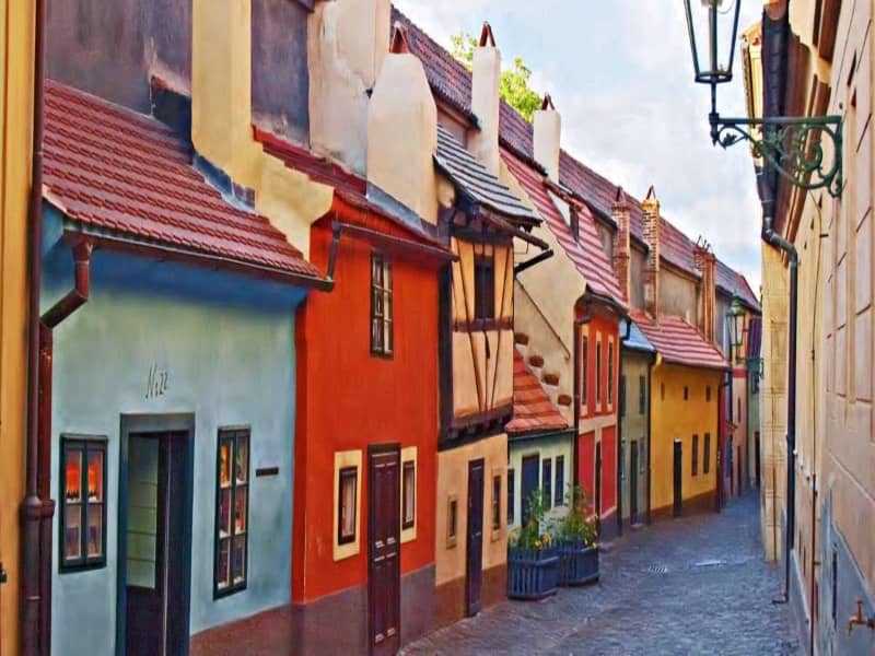 arany-utca-praga-2 A prágai Arany utcácska színes kis házai a várnegyedben, macskaköves úton egymás mellett sorakozva.