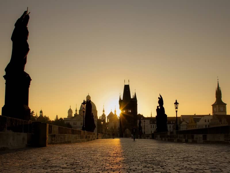 karolyhid-praga-2 A prágai Károly-híd naplementében, emberek nélkül.