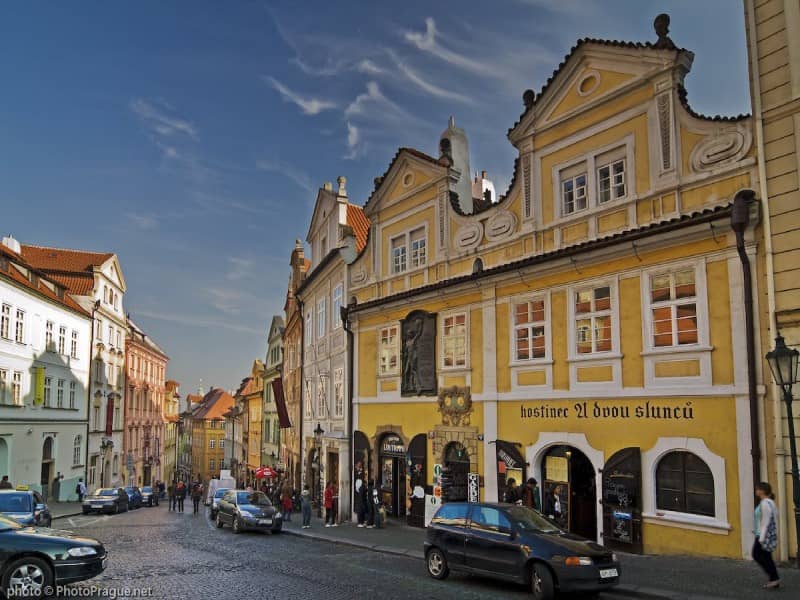 kisoldal-praga-2 Barokk stílusú házak Prága Kisoldal városrészében, díszes homlokzatokkal és kovácsoltvas erkélyekkel.