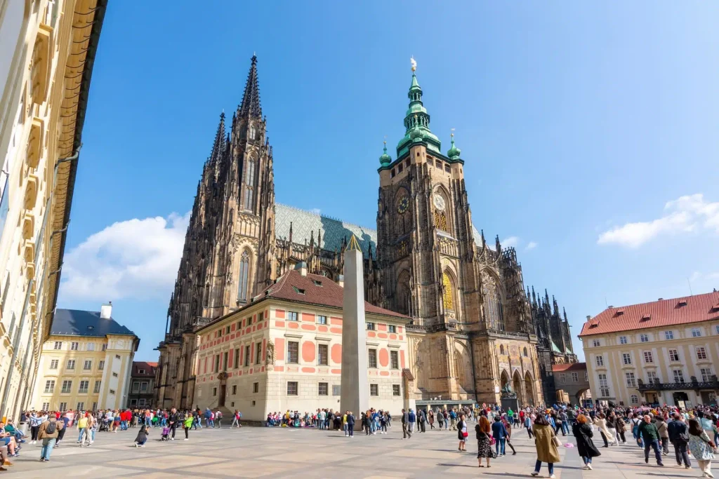 A prágai vár panorámája a Szent Vitus-székesegyházzal Prágában
